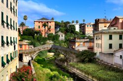 Un ponte in pietra nel centro di Nervi, Genova. Siamo in un tratto della passeggiata dedicata a Anita Garibaldi. Partendo dal porticciolo di Nervi si raggiunge l'antico scalo di Capolungo ...