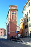 Un singolare edificio ad angolo nel quartiere di Nervi, Genova. Questo palazzo situato nel sobborgo genovese ha una caratteristica forma sottile e allungata - © Okunin / Shutterstock.com ...