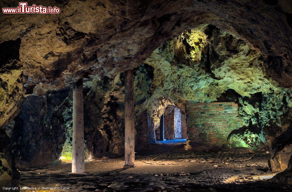 Immagine La Grotta del Dragone (Smocza Jama) nella collina di Wavel a Cracovia - © LTerlecka / Shutterstock.com