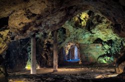 La Grotta del Dragone (Smocza Jama) nella collina di Wavel a Cracovia - © LTerlecka / Shutterstock.com