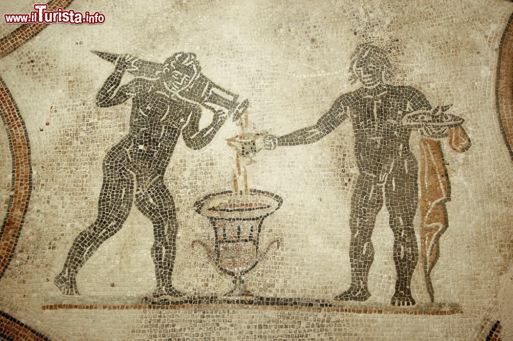 Immagine Un mosaico della Villa Romana di Spello che raffigura la mescita del vino