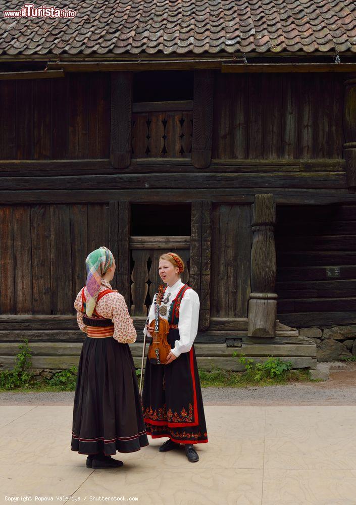 Immagine Due giovani donne con abiti tradizionali al Norsk Folkemuseum di Oslo, penisola di Bygdoy, Norvegia - © Popova Valeriya / Shutterstock.com
