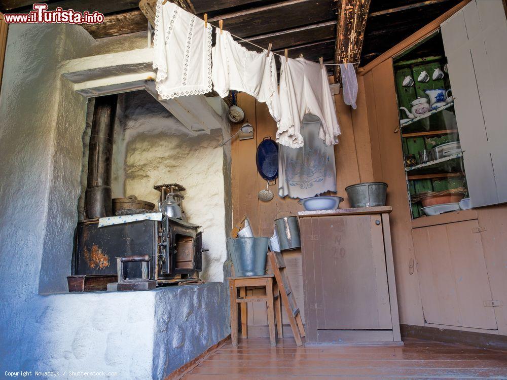 Immagine Interno di un edificio in legno al Museo del Folklore Norvegese, Oslo. Inaugurato e aperto al pubblico nel 1901, il mese offre uno spaccato della vita della popolazione lappone, i sami, stanziata nel territorio a nord della Fennoscandia - © Nowaczyk / Shutterstock.com