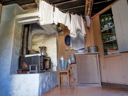 Interno di un edificio in legno al Museo del Folklore Norvegese, Oslo. Inaugurato e aperto al pubblico nel 1901, il mese offre uno spaccato della vita della popolazione lappone, i sami, stanziata ...