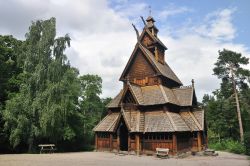 La Stavkirche di Gol al Norsk Folkemuseum di Oslo, Norvegia. Questa celebre chiesa in legno venne salvata dalla distruzione da re Oscar II° di Svezia che ottenne di trasferirla al Museo ...