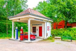 Un vecchio distributore di benzina al Norsk Folkemusem di Oslo - © trabantos / Shutterstock.com