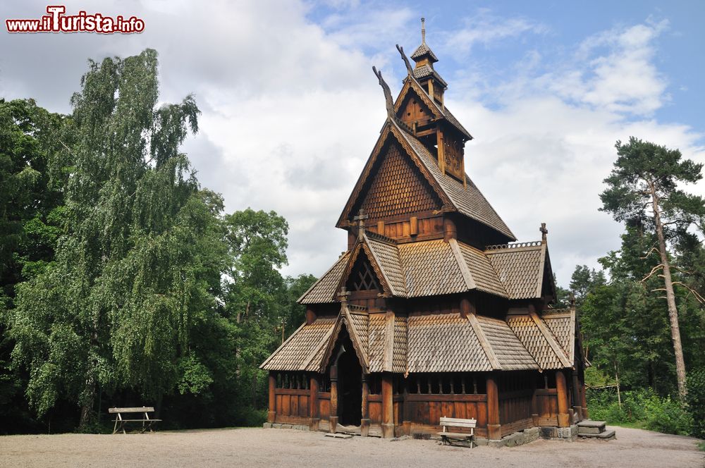 Immagine La Stavkirche di Gol al Norsk Folkemuseum di Oslo, Norvegia. Questa celebre chiesa in legno venne salvata dalla distruzione da re Oscar II° di Svezia che ottenne di trasferirla al Museo del Folklore Norvegese: nel 1885 fu infatti smontata e riassemblata proprio in questo museo open air della capitale.