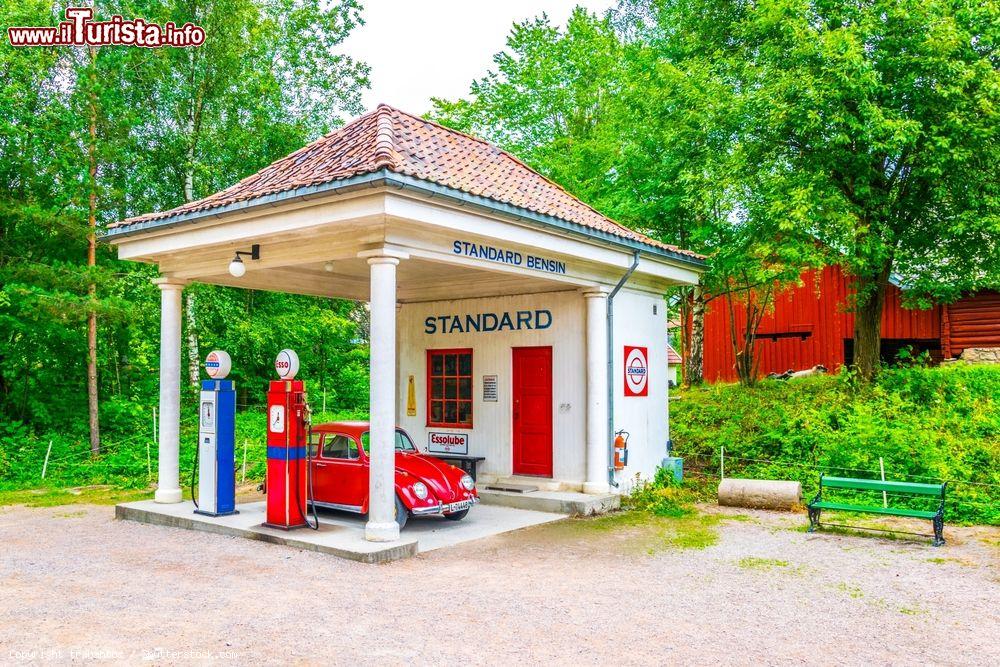 Immagine Un vecchio distributore di benzina al Norsk Folkemusem di Oslo - © trabantos / Shutterstock.com