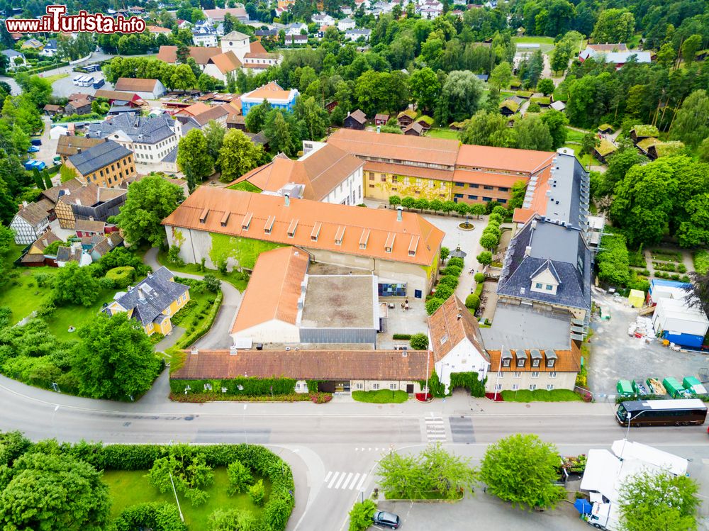 Immagine Veduta panoramica dall'alto del Norsk Folkemuseum di Oslo, Norvegia. Il museo comprende 155 edifici in legno spostati dai loro luoghi d'origine per essere ricollocati proprio in quest'area della capitale.