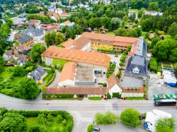 Veduta panoramica dall'alto del Norsk Folkemuseum di Oslo, Norvegia. Il museo comprende 155 edifici in legno spostati dai loro luoghi d'origine per essere ricollocati proprio in quest'area ...