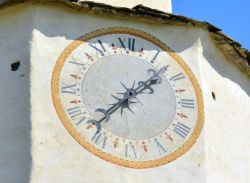 L'orologio del campanil, Battistero di San Ponso Canavese, Piemonte