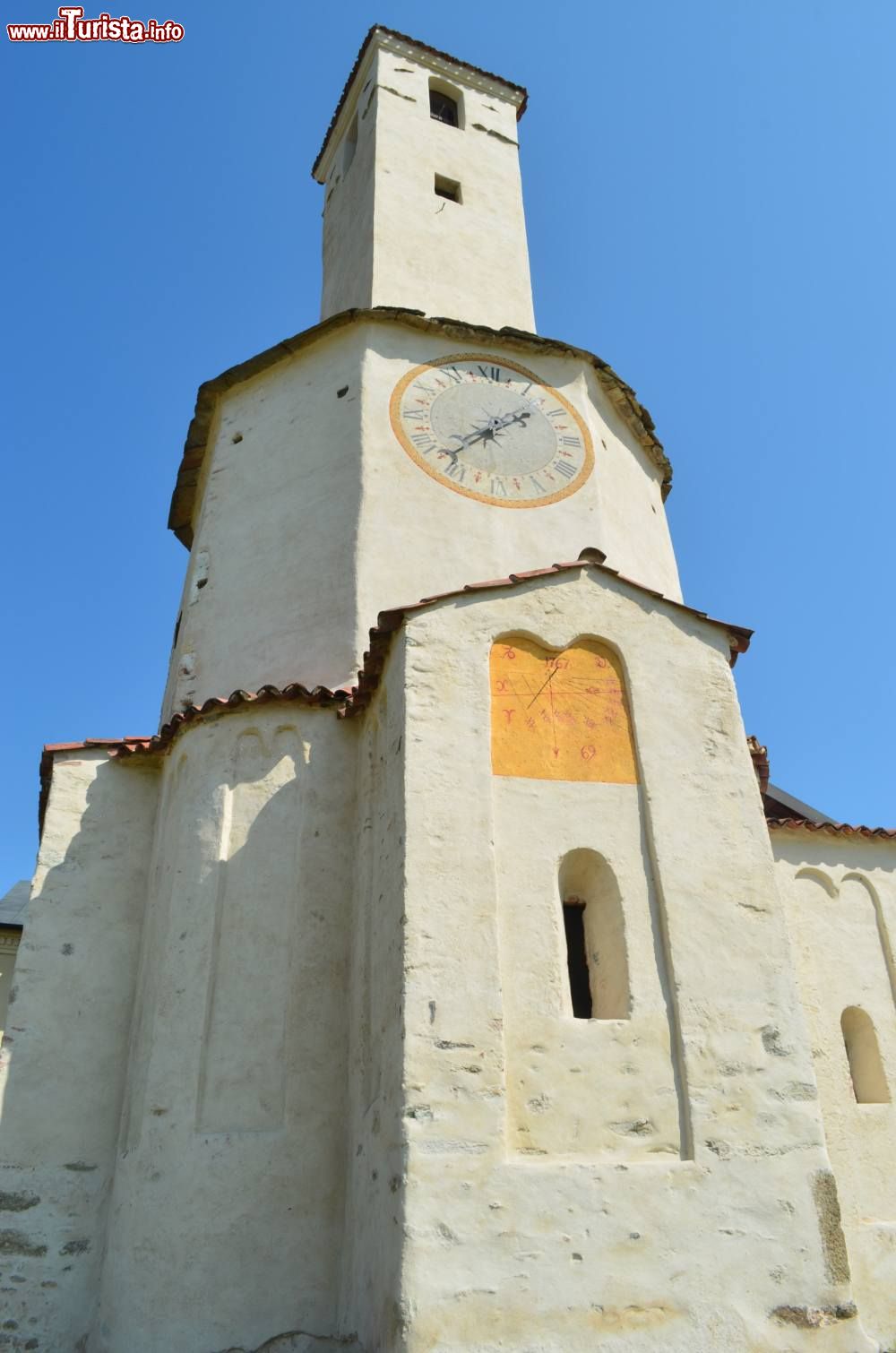Immagine La Torre campanaria del complesso del Battistero e Parrocchiale di San Ponso Canavese nel Piemonte