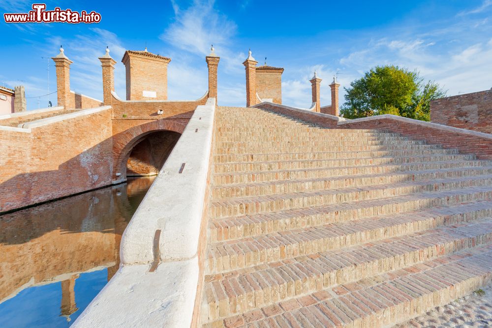 Immagine Dettaglio del Ponte della Pallotta (o Trepponti), ponte in pietra del 17° secolo a Comacchio