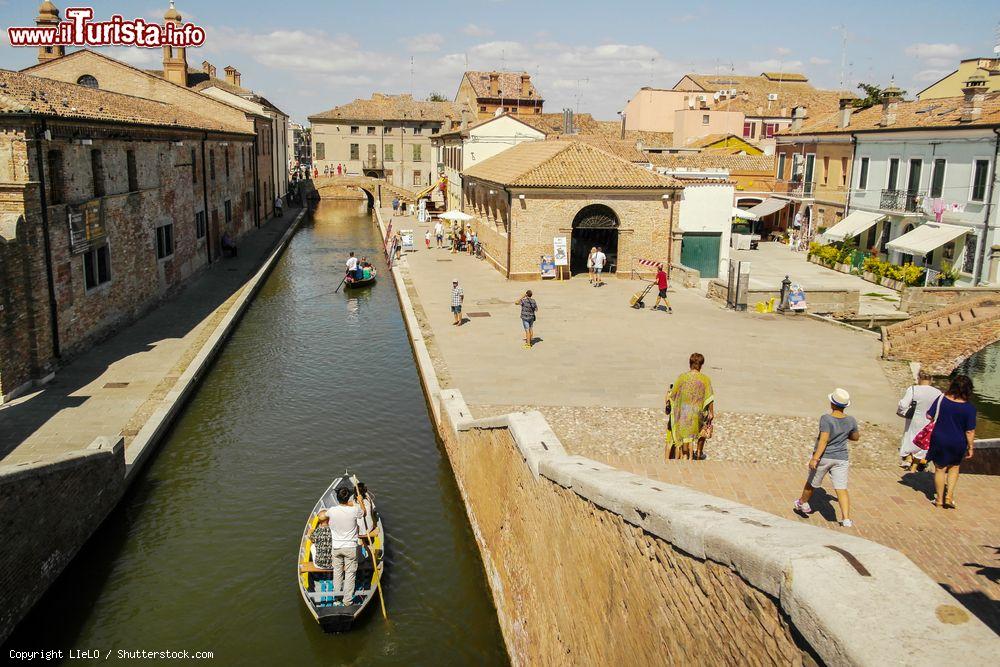 Immagine Il panorama che si gode dalla cima del Trepponti di Comacchio, Emilia-Romagna - © LIeLO / Shutterstock.com