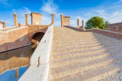 Dettaglio del Ponte della Pallotta (o Trepponti), ponte in pietra del 17° secolo a Comacchio