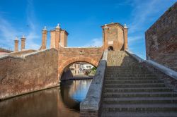 I Trepponti di Comacchio una delle architetture più famose della città dell'Emilia-Romagna. - © Pier Giorgio Carloni / Shutterstock.com