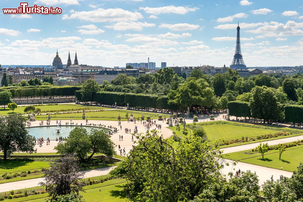 Immagine Gente a passeggio nel Jardin des Tuileries a Parigi, Francia, in estate. Sullo sfondo, a destra la Tour Eiffel.