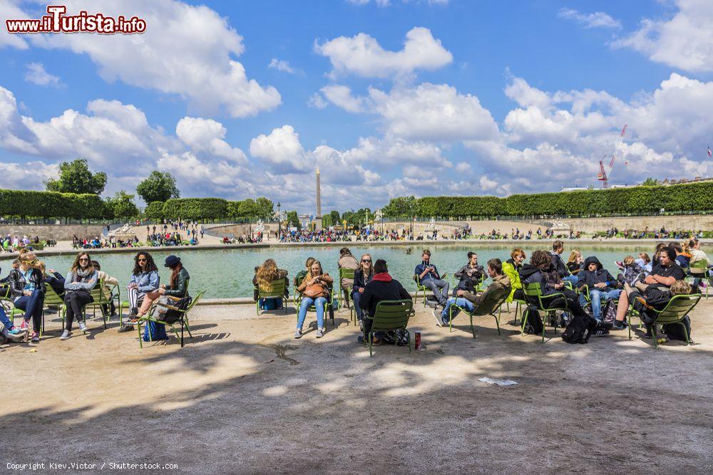 Immagine Parigini e turisti in relax al Giardino delle Tuileries, Parigi, Francia. Quest'area verde pubblica si estende fra il Louvre e Place de la Concorde - © Kiev.Victor / Shutterstock.com