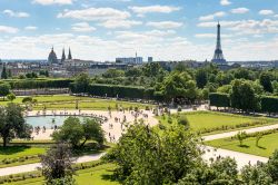 Gente a passeggio nel Jardin des Tuileries a Parigi, Francia, in estate. Sullo sfondo, a destra la Tour Eiffel.
