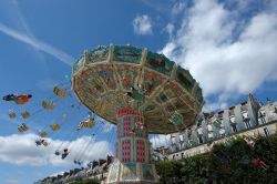Una giostra nel centro di Parigi presso il Giardino delle Tuileries  
