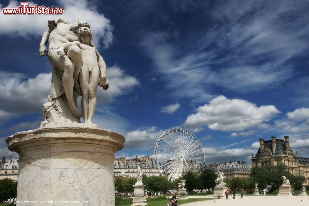 Immagine Una scultura al Giardino delle Tuileries, Parigi, Francia. Ridisegnata dal paesaggista André Le Notre attorno al 1664, quest'area verde è stata impreziosita da antiche opere d'arte oggi affiancate anche da sculture contemporanee - © Rostislav Glinsky / Shutterstock.com