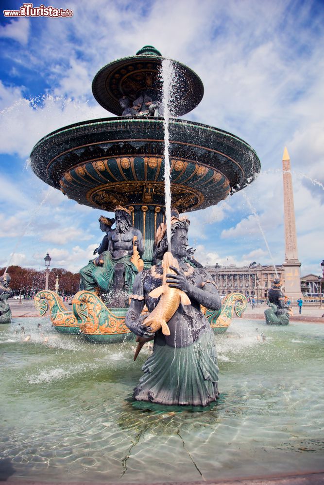 Immagine Una splendida fontana con sculture nel Giardino delle Tuileries, Parigi, Francia. Questo parco è stato uno dei primi di Parigi ad essere aperto al pubblico.