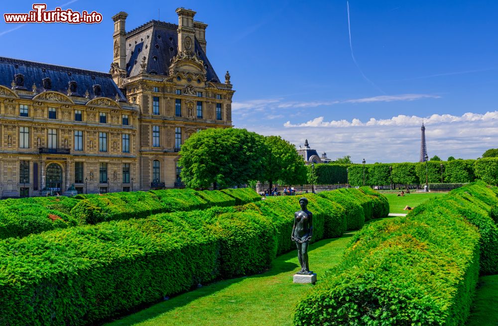 Immagine Una suggestiva veduta del Giardino delle Tuileries a Parigi, Francia: sulla sinistra, il museo del Louvre e sullo sfondo, a destra, la Torre Eiffel.