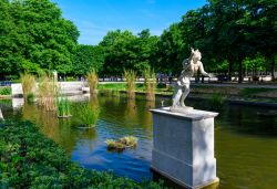 Architettura al Jardin des Tuileries, Parigi, Francia. Grazie anche agli elementi scultorei e architettonici che impreziosiscono quest'area verde, il giardino fa parte dei patrimoni mondiali ...