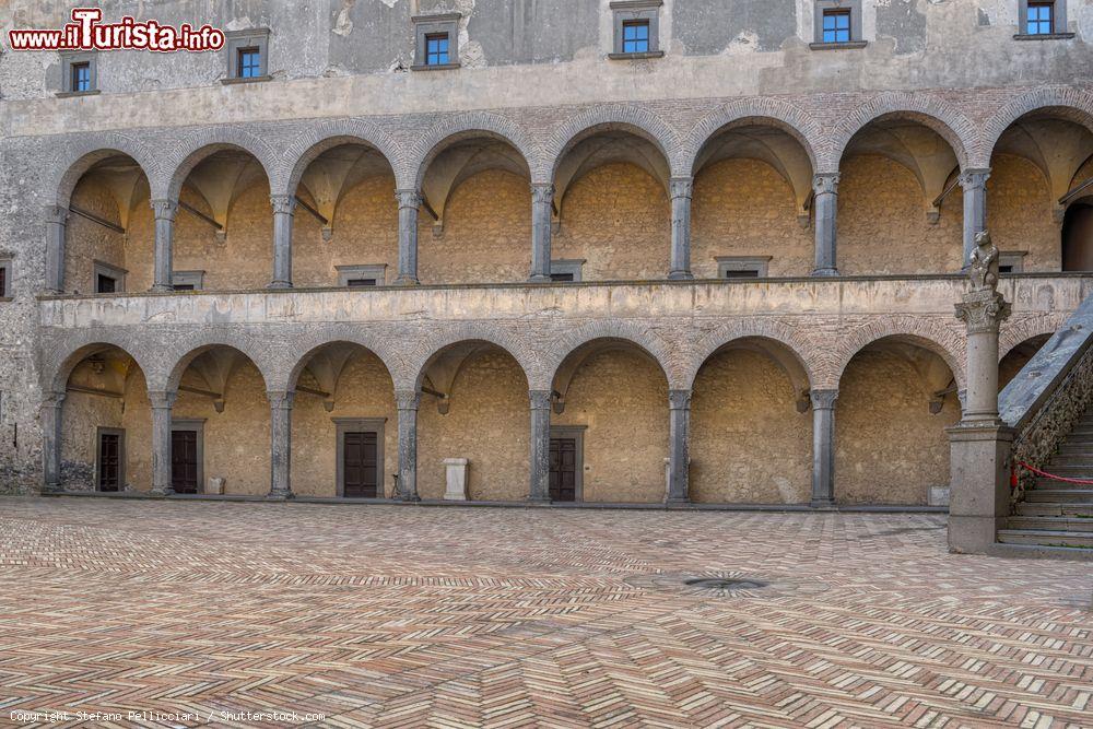 Immagine Il cortile interno del castello Orsini Odescalchi a Bracciano, Lazio. A volere la costruzione dell'edificio nel 1470 fu Braccio da Montone  - © Stefano Pellicciari / Shutterstock.com
