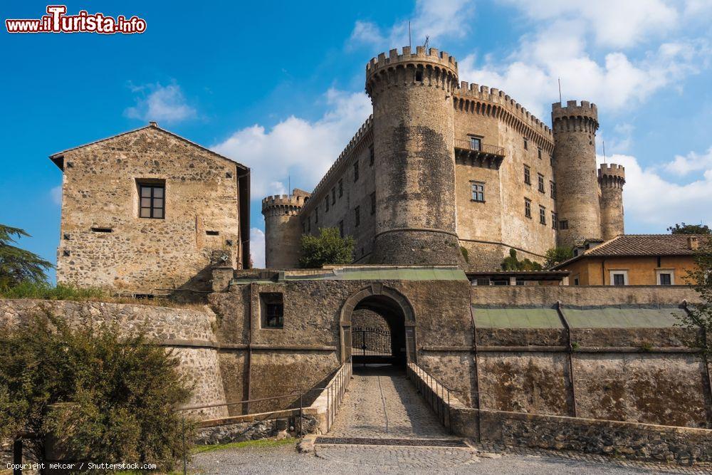 Immagine Ingresso al castello medievale di Bracciano nel Lazio, borgo storico della provincia di Viterbo - © mekcar / Shutterstock.com