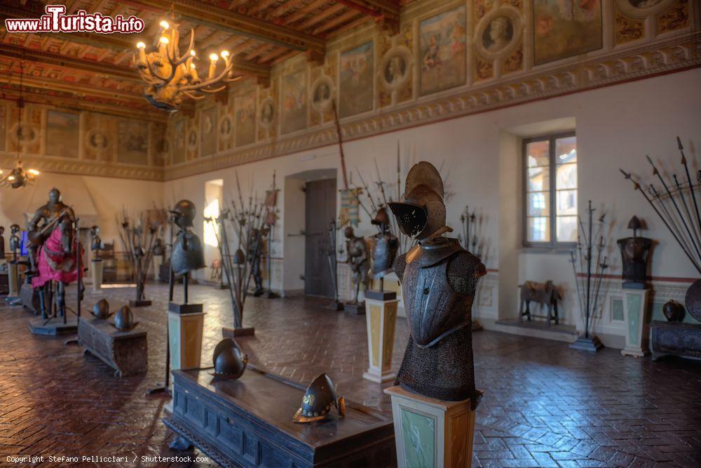 Immagine La sala delle armi al castello Orsini Odescalchi a Bracciano, Lazio. Il museo accoglie una ricca collezione di armi, munizioni, lance, alabarde e armature antiche - © Stefano Pellicciari / Shutterstock.com