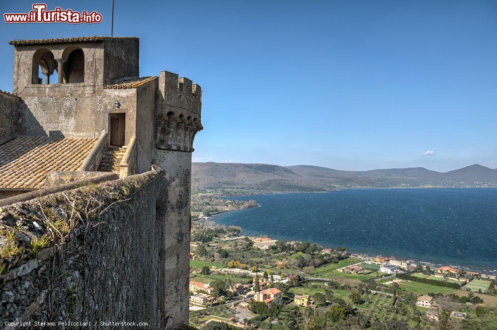Immagine Panorama del lago di Bracciano dalle mura del castello Orsini Odescalchi a Bracciano, Lazio. Noto anche come lago Sabatino, questo bacino di origine vulcanica si trova a nord di Roma. E' una popolare località balneare - © Stefano Pellicciari / Shutterstock.com