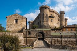 Ingresso al castello medievale di Bracciano nel Lazio, borgo storico della provincia di Viterbo - © mekcar / Shutterstock.com