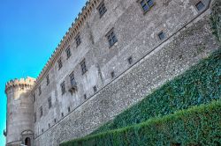 Le possenti mura del castello Orsini Odescalchi a Bracciano, Lazio. La fortezza si presenta con forma pentagonale e 5 torri cilindriche situate ai vertici della fortificazione esterna - © ...