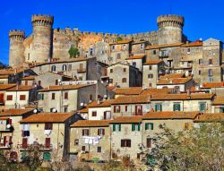 Una splendida veduta di Bracciano, provincia di Roma, con il castello Odescalchi sullo sfondo. E' una delle più belle dimore d'Europa, perfetta location per matrimoni, eventi ...