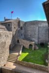 Veduta di mura, torri e interno del castello Odescalchi a Bracciano, Lazio. In questa elegante dimora sono stati girati film e programmi televisivi di grande fama fra cui Coco Chanel, Othello ...