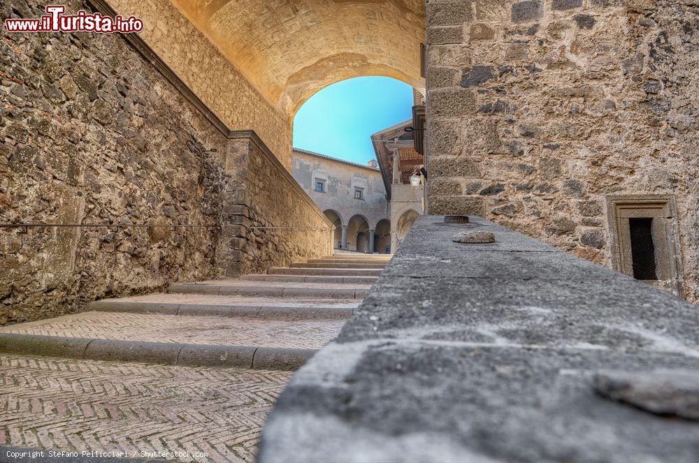 Immagine Scalinata di accesso al castello Orsini Odescalchi a Bracciano, Lazio. All'ingresso della dimora si trova un grande arco realizzato da Jacopo del Duca verso la fine Cinquecento  - © Stefano Pellicciari / Shutterstock.com