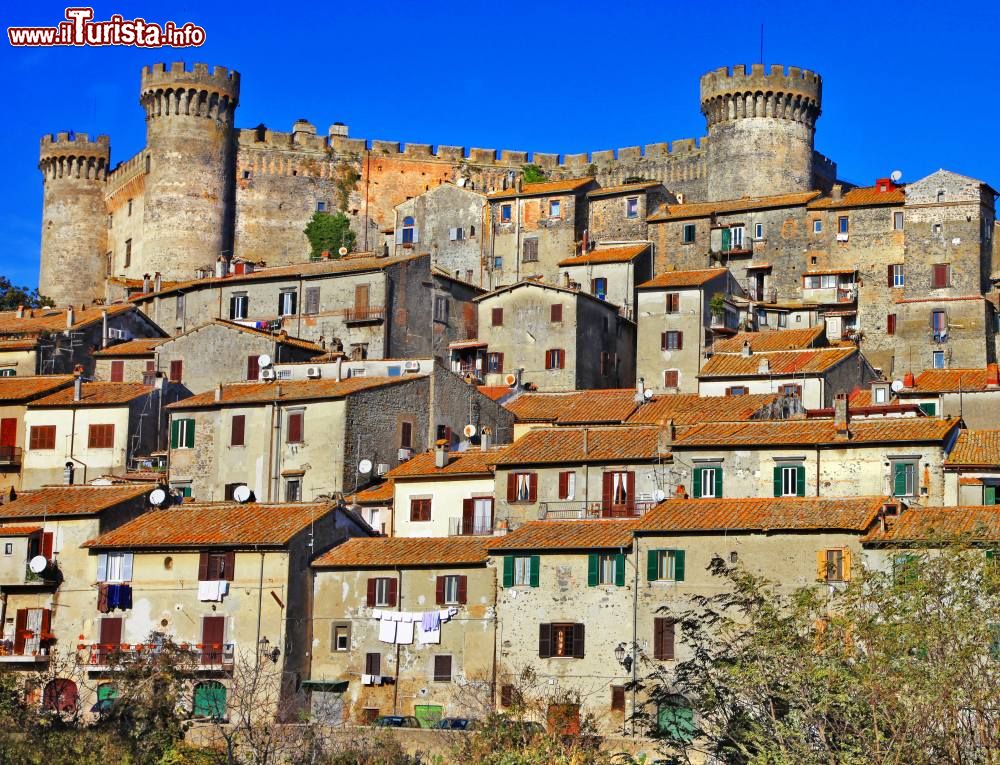 Immagine Una splendida veduta di Bracciano, provincia di Roma, con il castello Odescalchi sullo sfondo. E' una delle più belle dimore d'Europa, perfetta location per matrimoni, eventi privati e congressi oltre che sede di un museo di ceramiche, armi, manoscritti e dipinti.