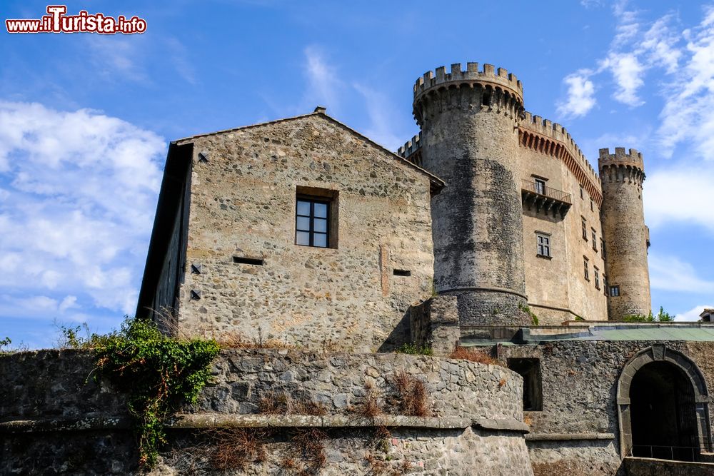 Immagine Uno scorcio del castello medievale Orsini Odescalchi a Bracciano, Lazio. Aperto al pubblico nel 1952 da Livio IV° Odescalchi, è uno dei gioielli architettonici della regione.