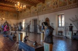 La sala delle armi al castello Orsini Odescalchi a Bracciano, Lazio. Il museo accoglie una ricca collezione di armi, munizioni, lance, alabarde e armature antiche - © Stefano Pellicciari ...