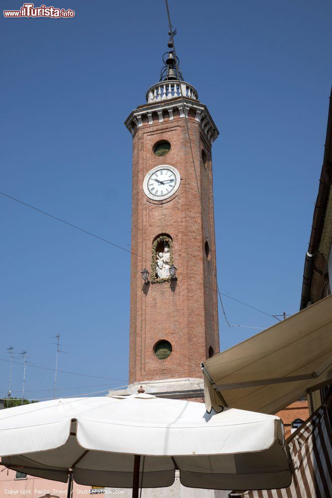 Immagine La grande Torre Civica domina il centro di Comacchio - © Paolo Trovo / Shutterstock.com