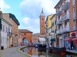 Il centro di Comacchio e la Torre Civica o dell'Orologio uno dei simboli cittadini