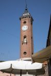 La grande Torre Civica domina il centro di Comacchio ...