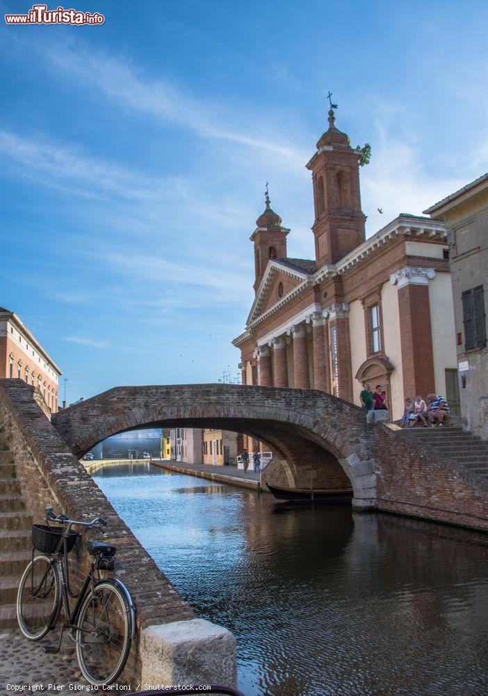 Immagine Il ponte degli Sbirri a Comacchio e la facciata del Museo del Delta Antico del Po. - © Pier Giorgio Carloni / Shutterstock.com