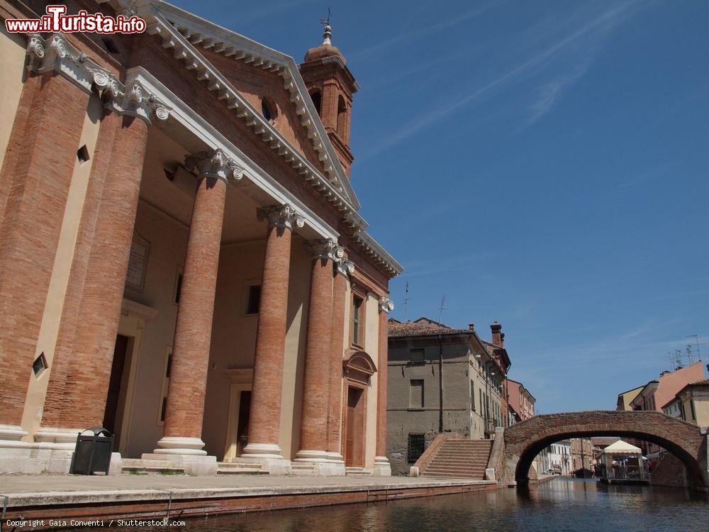 Immagine L'antico Ospedale degli Infermi fotografato da un canale di Comacchio. Ospita il Meseo del Delta Antico  del Po - © Gaia Conventi / Shutterstock.com