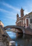 Il ponte degli Sbirri a Comacchio e la facciata ...