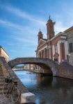Il ponte degli Sbirri a Comacchio e la facciata del Museo del Delta Antico del Po. - © Pier Giorgio Carloni / Shutterstock.com