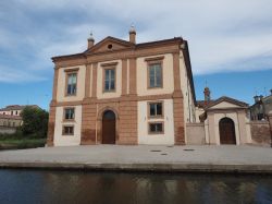 Il retro del Museo Delta Antico del Po a Comacchio ...