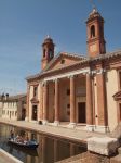 Turisti su un battello sui canali di Comacchio di fronte al Museo del Delta - © Gaia Conventi / Shutterstock.com