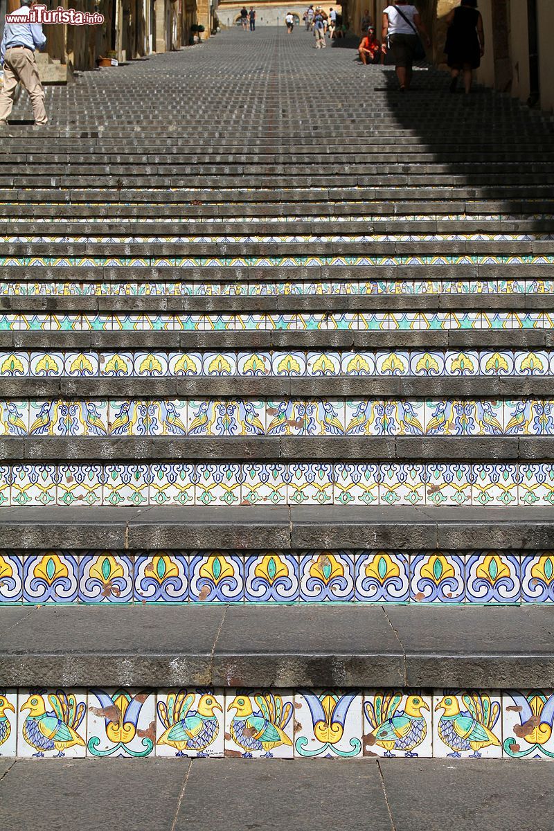 Immagine Uno scorcio delle maioliche di Caltagirone, provincia di Catania: i gradini (ben 142) della scala di Santa Maria del Monte. - © Carlo Pelagalli, CC BY-SA 3.0, Wikipedia